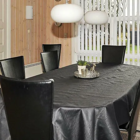 Four-bedroom Holiday In 2 * Oksbøl